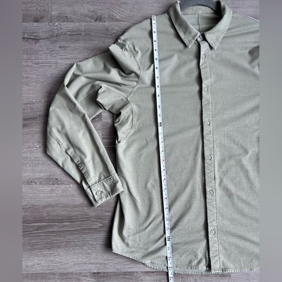 Men’s Lululemon Commission Long Sleeve button up shirt size M in sage green - Picture 6 of 9